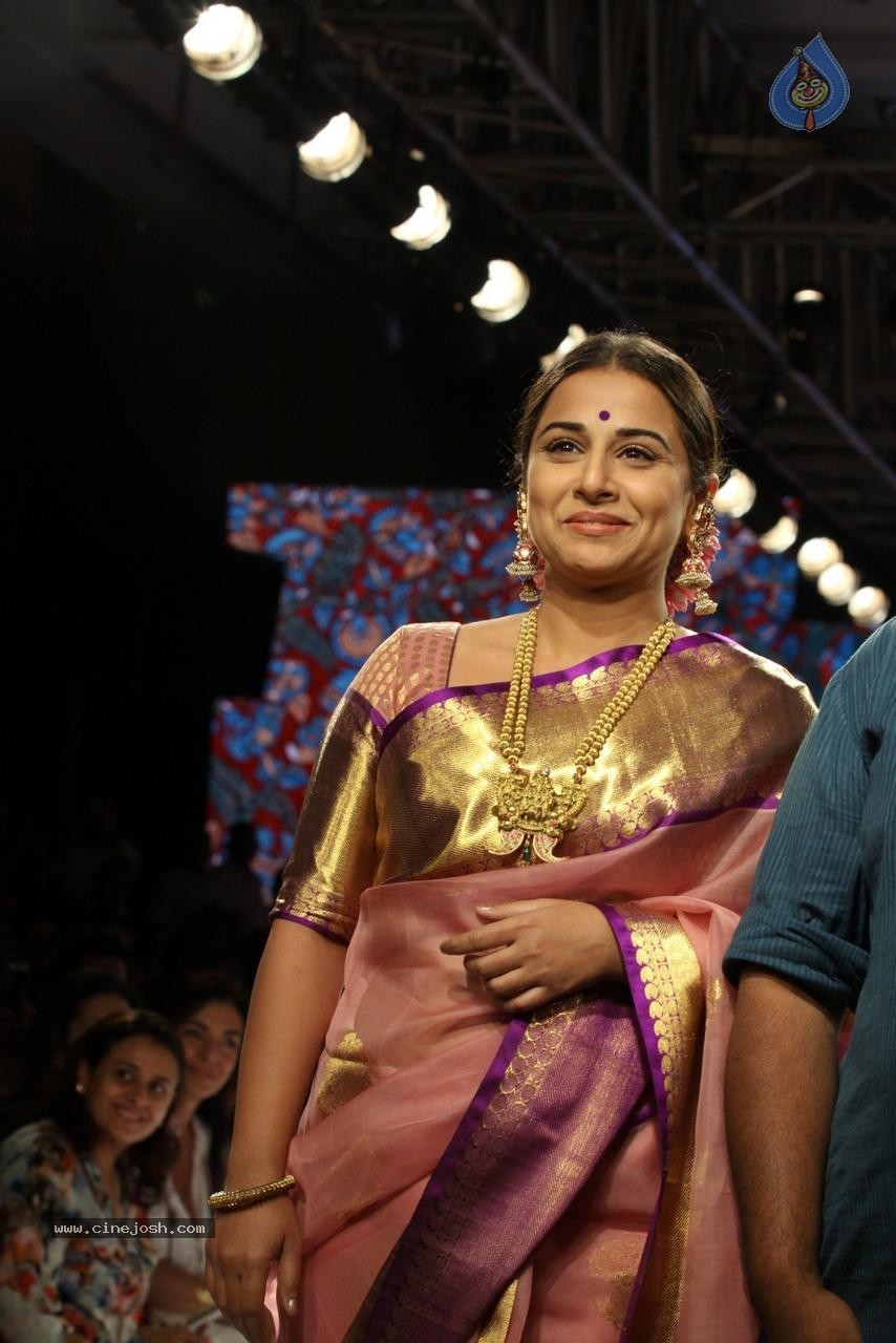 Vidya Balan Walks Ramp at LFW Summer Resort 2015 - 13 / 32 photos