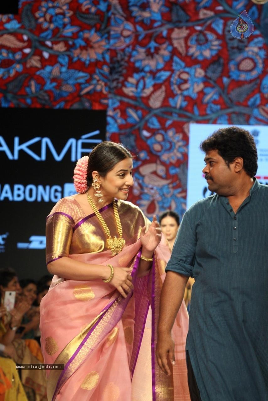 Vidya Balan Walks Ramp at LFW Summer Resort 2015 - 18 / 32 photos