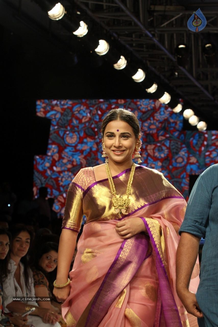 Vidya Balan Walks Ramp at LFW Summer Resort 2015 - 19 / 32 photos