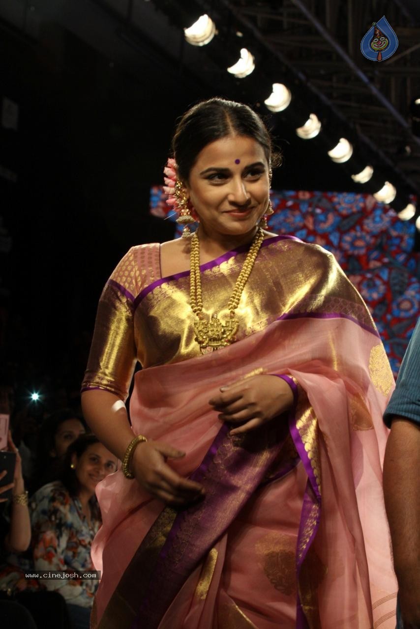 Vidya Balan Walks Ramp at LFW Summer Resort 2015 - 21 / 32 photos