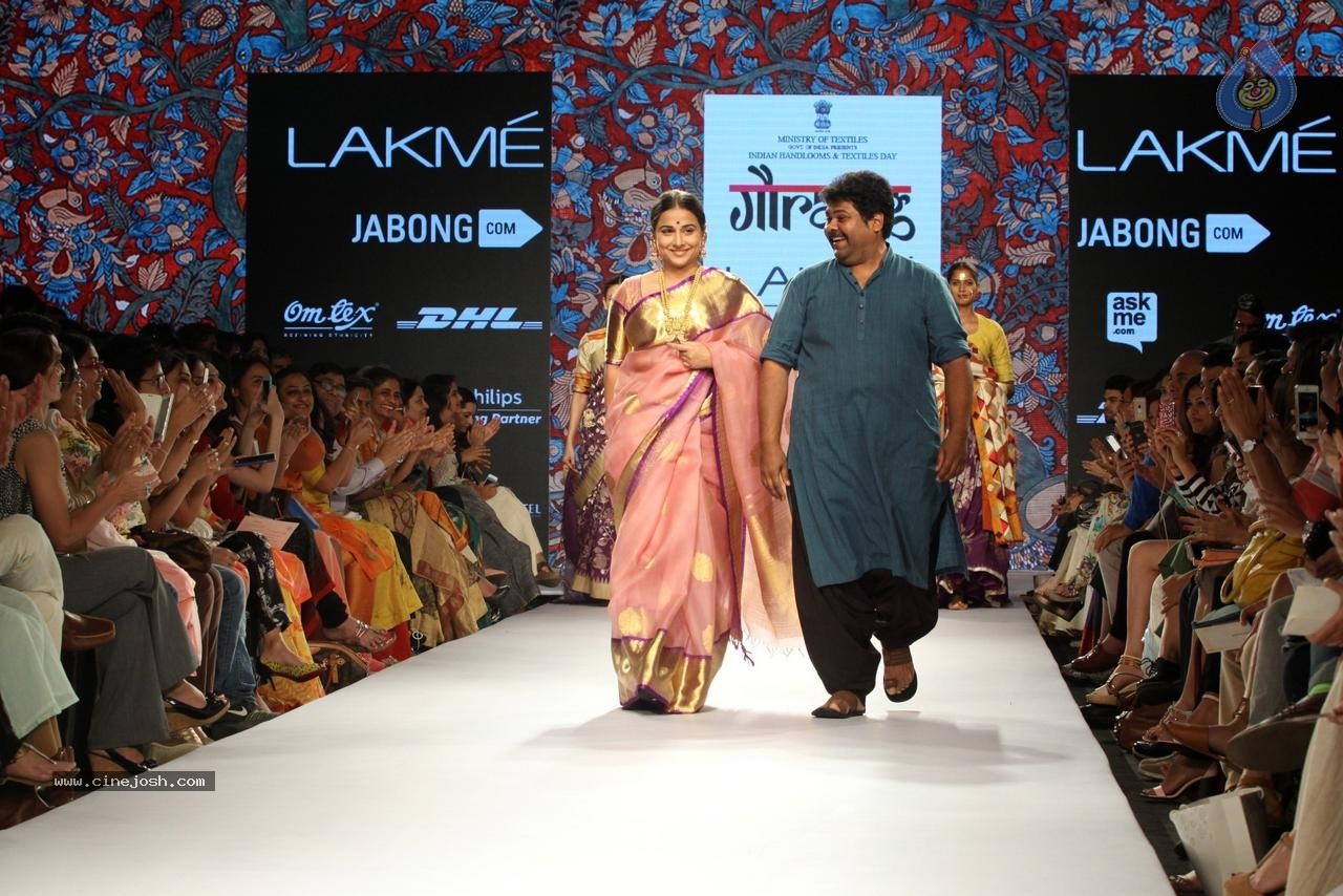 Vidya Balan Walks Ramp at LFW Summer Resort 2015 - 29 / 32 photos