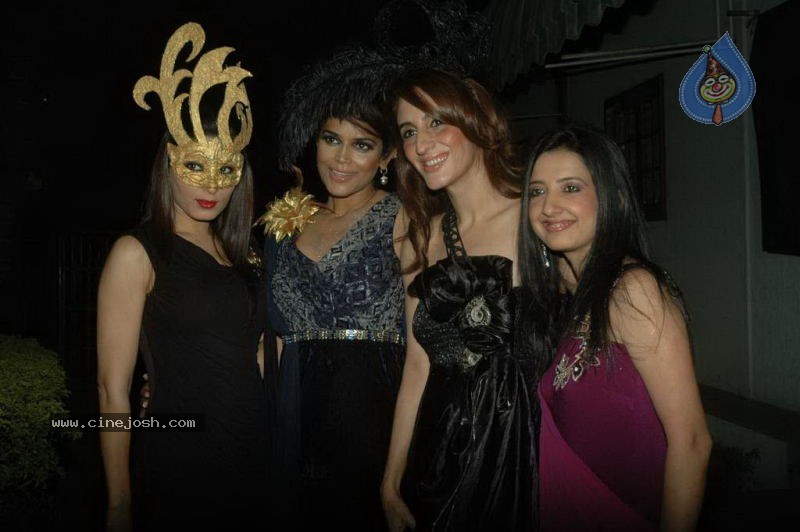 Wine Viva Fashion Show 2011 - 7 / 101 photos