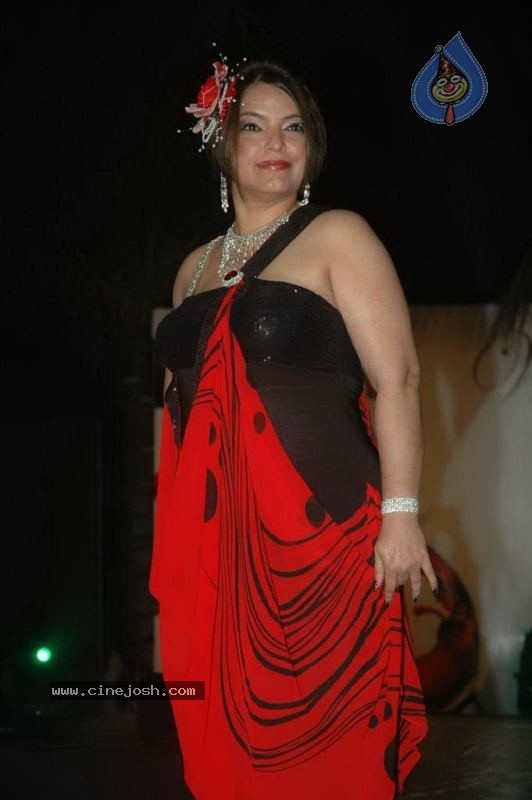Wine Viva Fashion Show 2011 - 9 / 101 photos