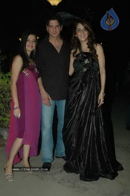 Wine Viva Fashion Show 2011 - 16 / 101 photos