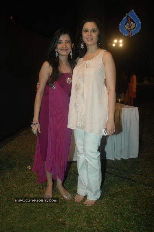 Wine Viva Fashion Show 2011 - 28 / 101 photos