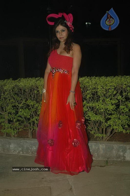 Wine Viva Fashion Show 2011 - 33 / 101 photos