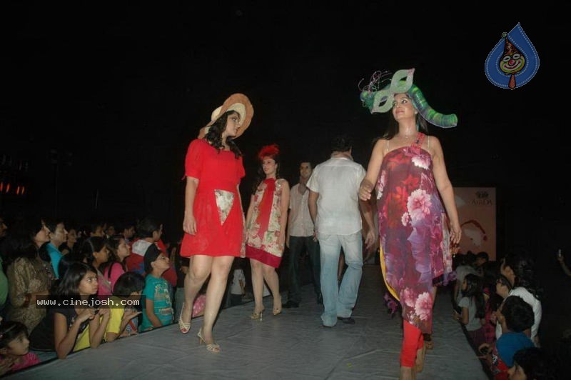 Wine Viva Fashion Show 2011 - 40 / 101 photos