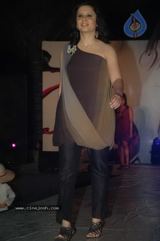 Wine Viva Fashion Show 2011 - 51 / 101 photos