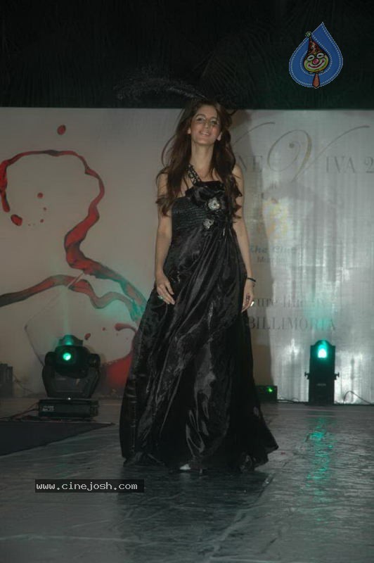 Wine Viva Fashion Show 2011 - 59 / 101 photos