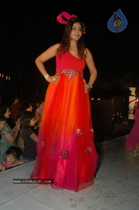 Wine Viva Fashion Show 2011 - 60 / 101 photos