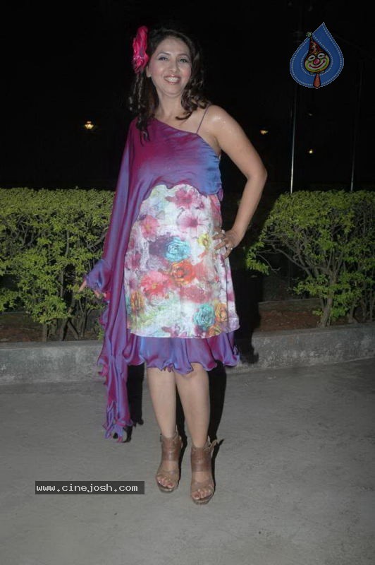 Wine Viva Fashion Show 2011 - 64 / 101 photos