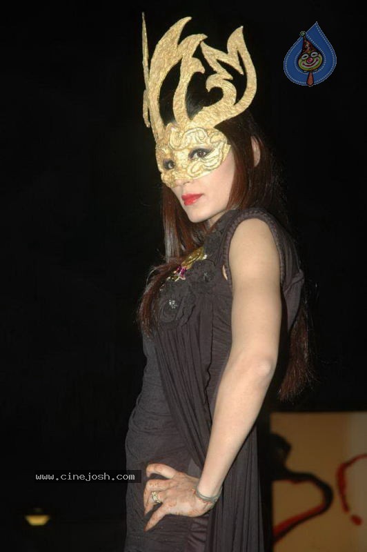 Wine Viva Fashion Show 2011 - 67 / 101 photos