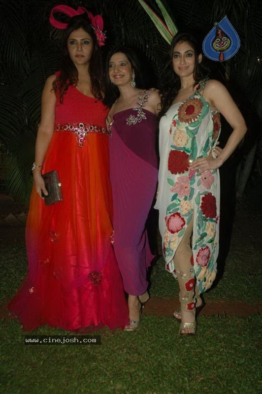Wine Viva Fashion Show 2011 - 77 / 101 photos