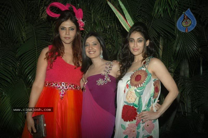 Wine Viva Fashion Show 2011 - 101 / 101 photos