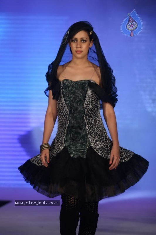 WLC Chimera 2011 Hot Fashion Show - 37 / 92 photos