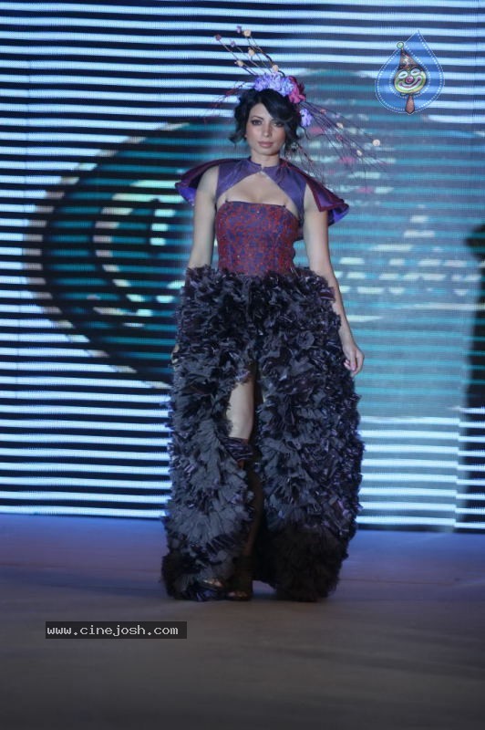 WLC Chimera 2011 Hot Fashion Show - 42 / 92 photos