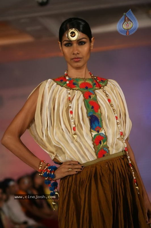 WLC Chimera 2011 Hot Fashion Show - 49 / 92 photos