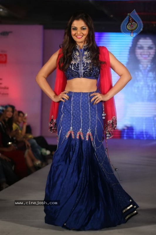 WLC Chimera 2011 Hot Fashion Show - 73 / 92 photos