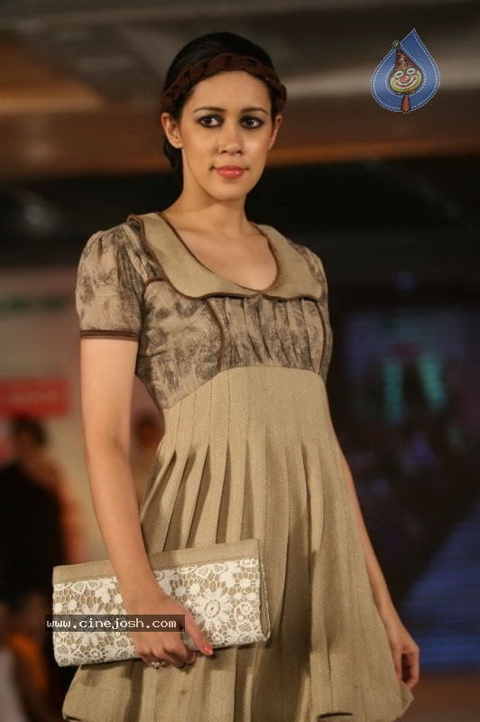 WLC Chimera 2011 Hot Fashion Show - 76 / 92 photos