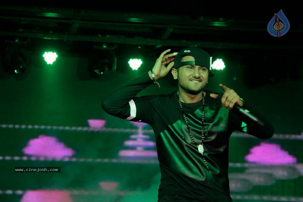 Yaariyan Concert n Music Launch - 52 / 67 photos