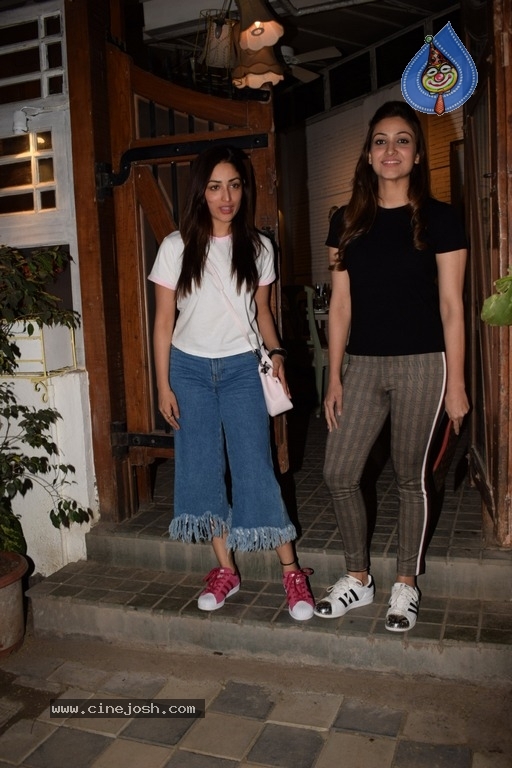 Yami Gautam Spotted At Juhu - 3 / 8 photos