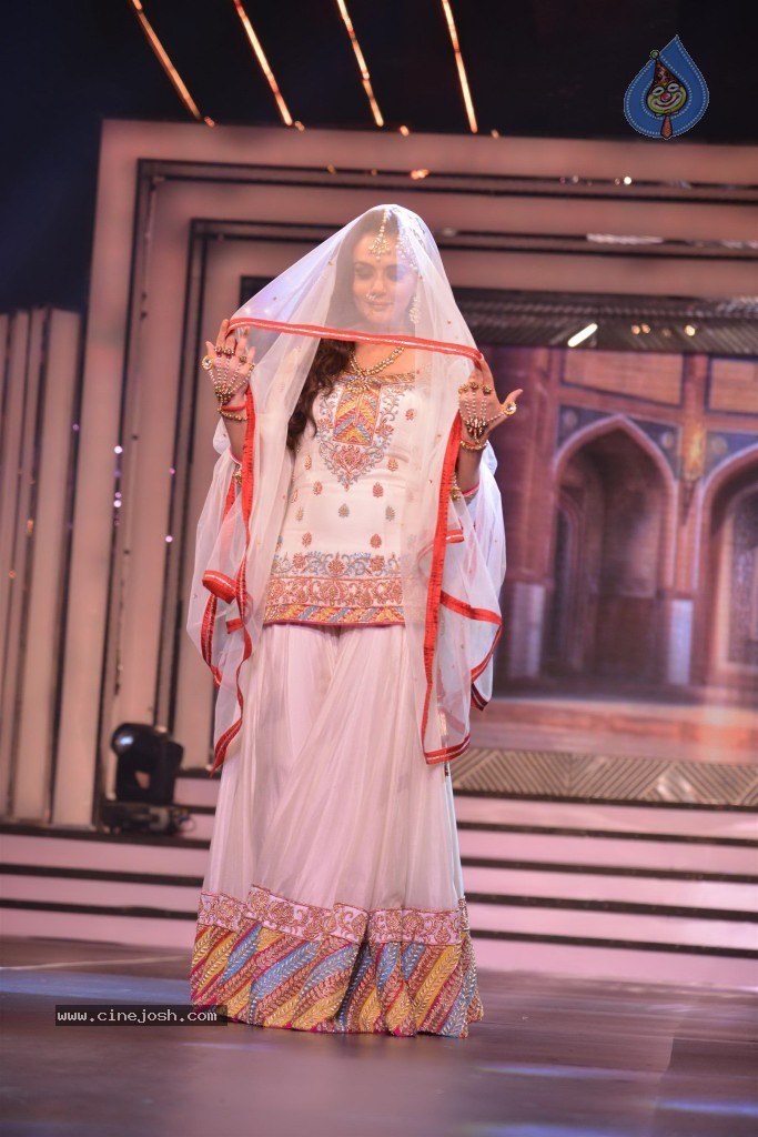 Yash Chopra Birthday Tribute Fashion Show - 34 / 78 photos