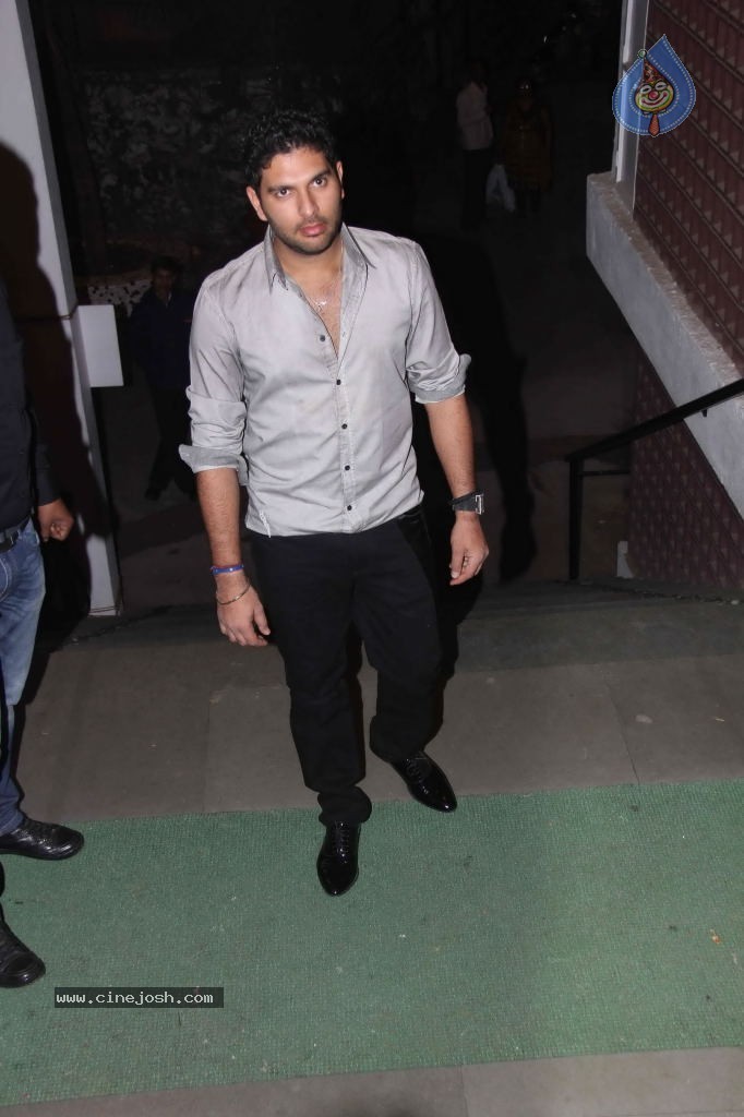 Yuvraj Singh at Diya Mousiqi Concert - 6 / 17 photos