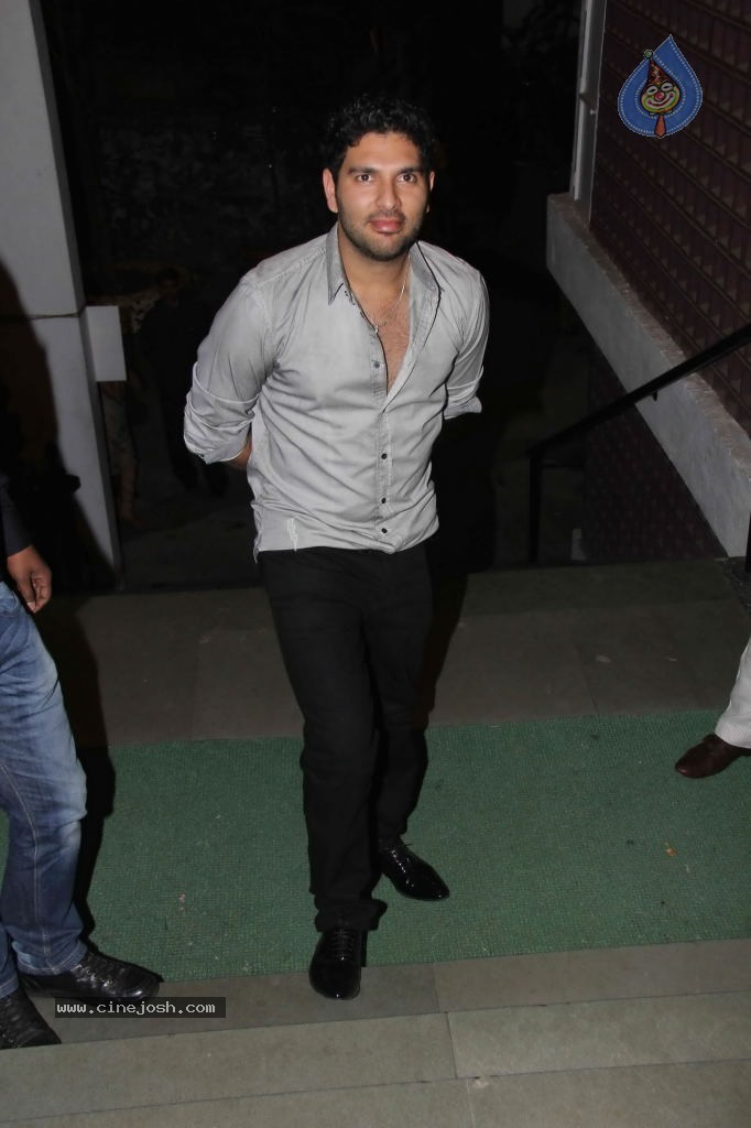 Yuvraj Singh at Diya Mousiqi Concert - 12 / 17 photos