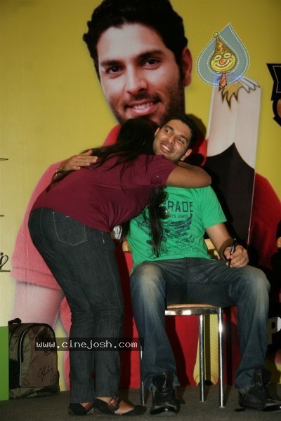 Yuvraj Singh showcasing products at the launch - 14 / 15 photos