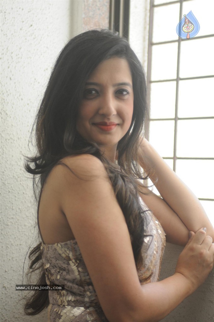 Zareen Khan at Amy Billimoria Friendly Collection Photoshoot - 15 / 55 photos