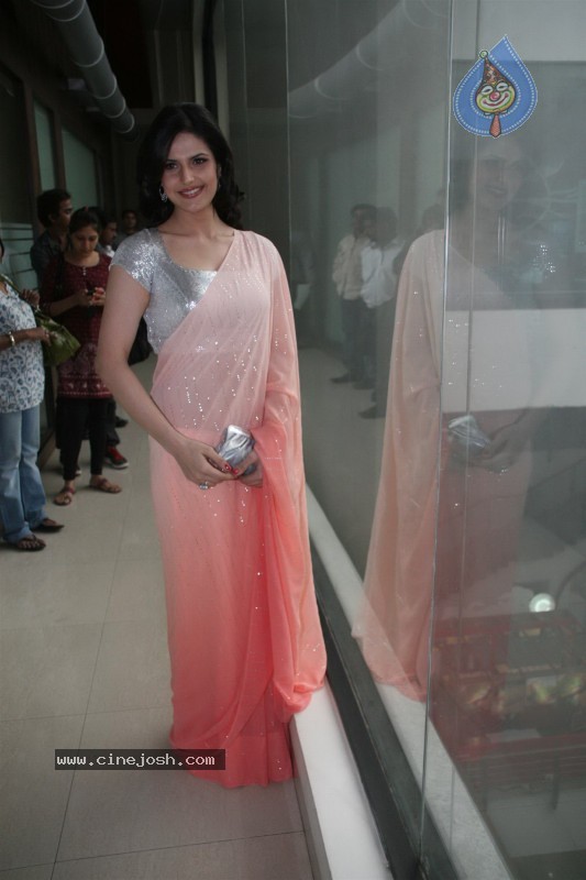 Zarine Khan At BIG 92.7 FM Studios - 12 / 13 photos
