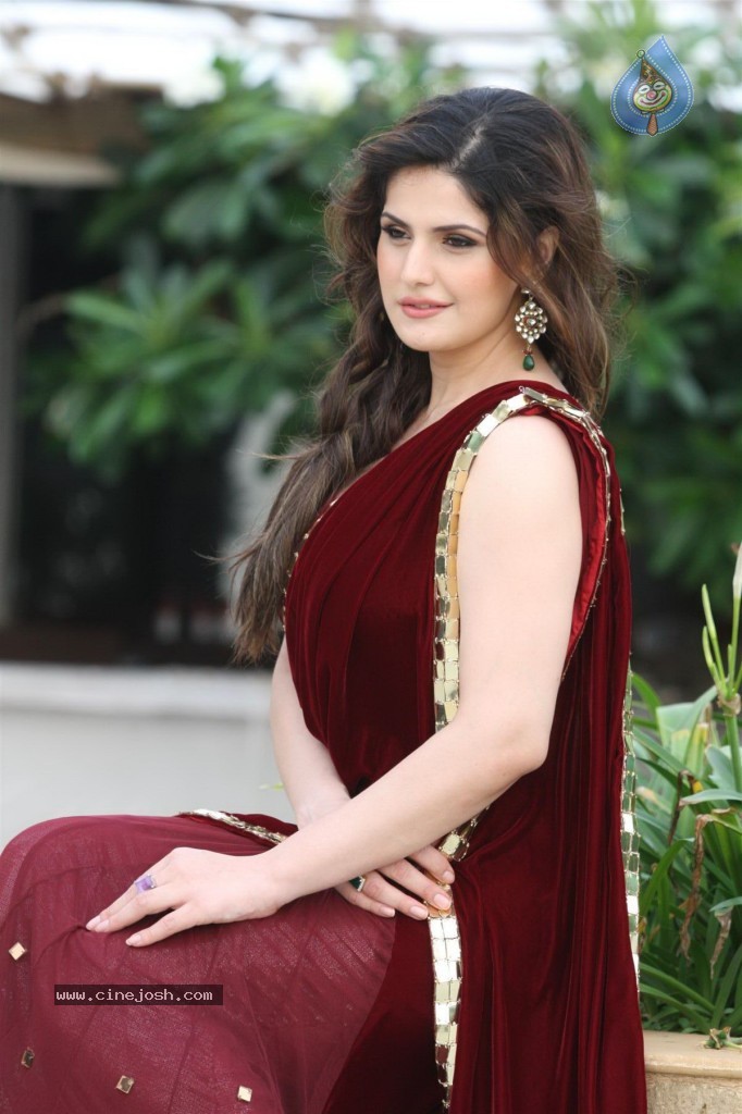 Zarine Khan at GJIWL Launch Event - 7 / 37 photos