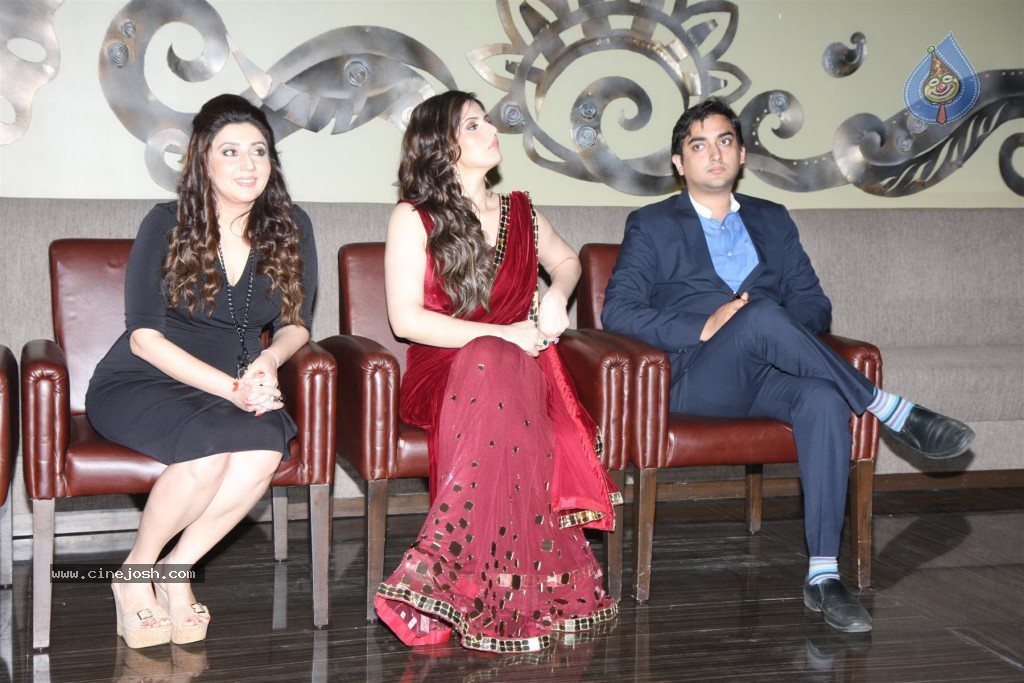 Zarine Khan at GJIWL Launch Event - 9 / 37 photos