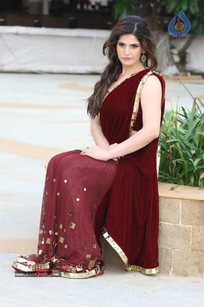 Zarine Khan at GJIWL Launch Event - 14 / 37 photos