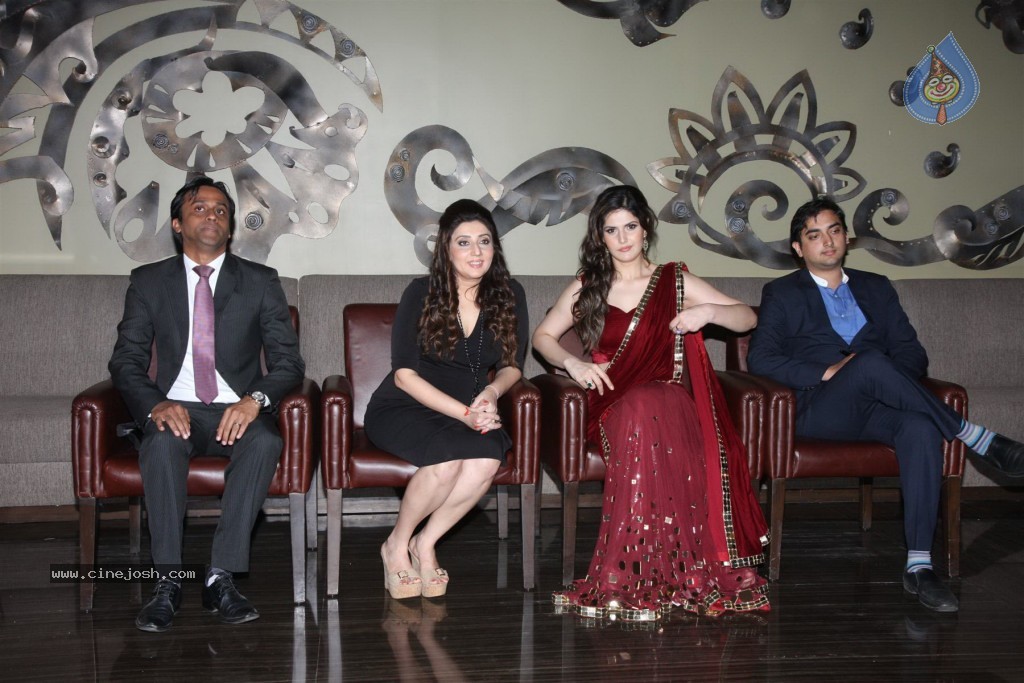 Zarine Khan at GJIWL Launch Event - 15 / 37 photos