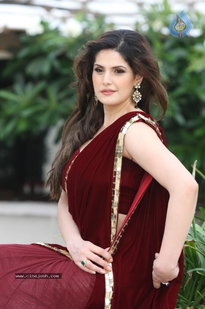 Zarine Khan at GJIWL Launch Event - 17 / 37 photos