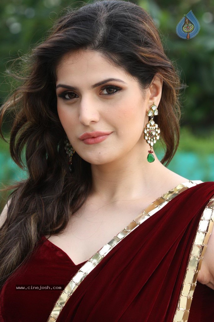 Zarine Khan at GJIWL Launch Event - 18 / 37 photos