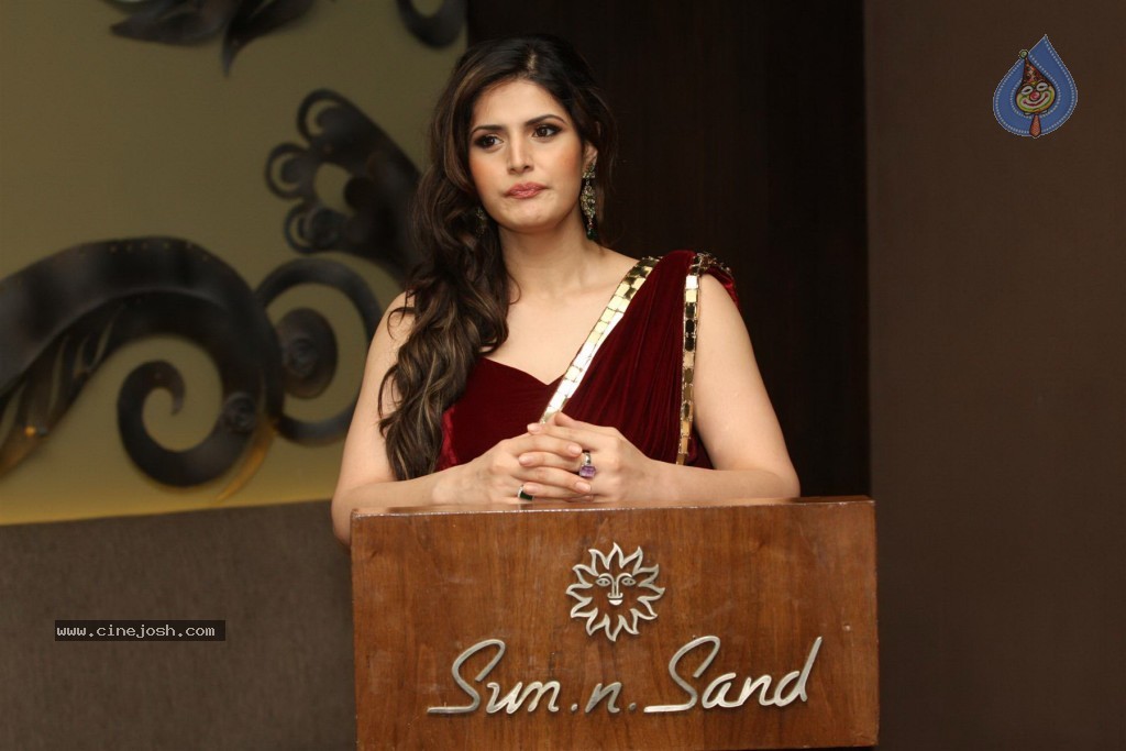 Zarine Khan at GJIWL Launch Event - 22 / 37 photos