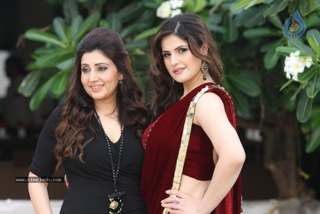 Zarine Khan at GJIWL Launch Event - 29 / 37 photos