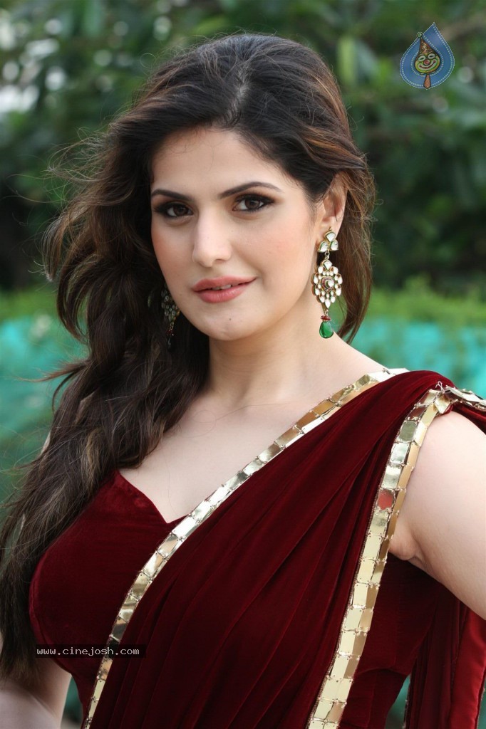 Zarine Khan at GJIWL Launch Event - 30 / 37 photos