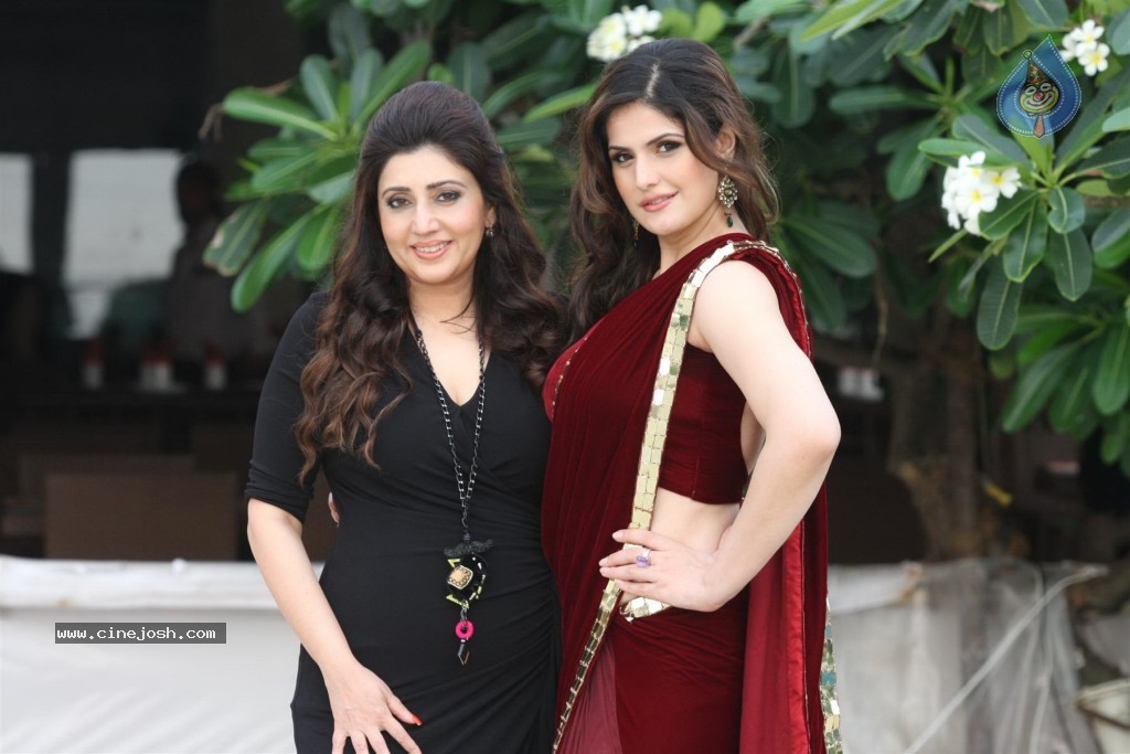 Zarine Khan at GJIWL Launch Event - 32 / 37 photos