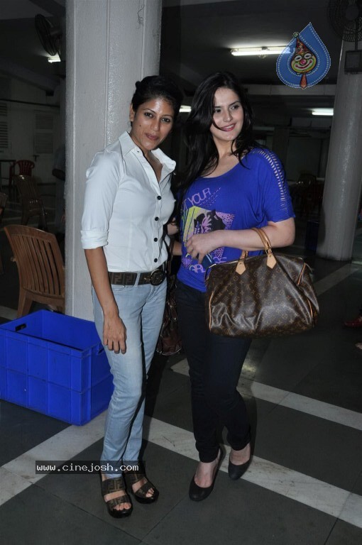 Zarine Khan at Kader Khans Play - 5 / 18 photos