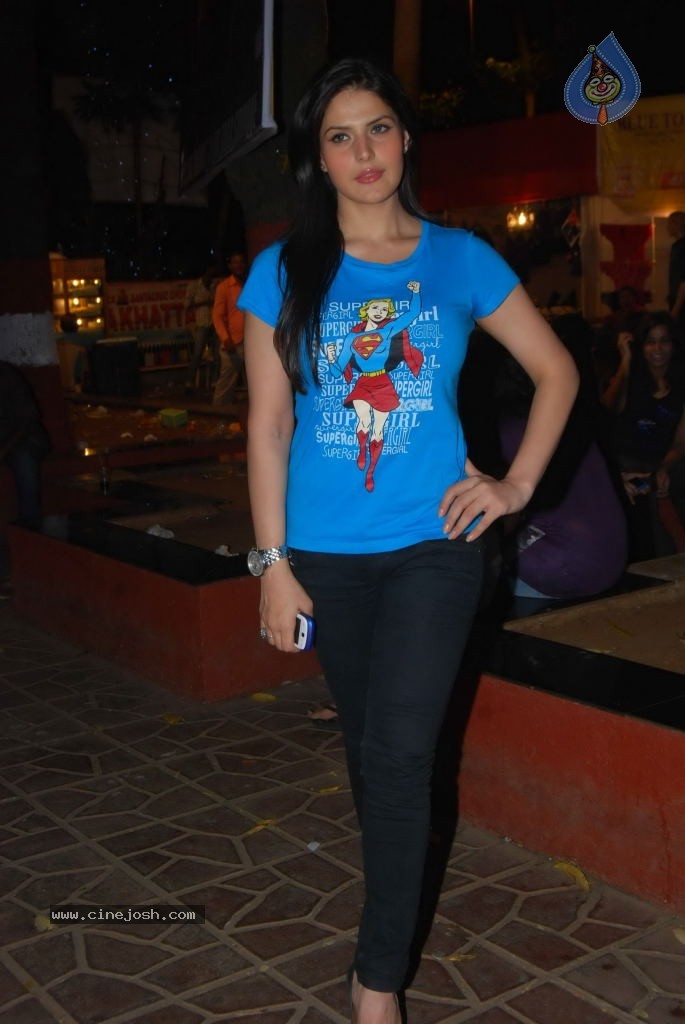 Zarine Khan at MMK College Festival - 22 / 32 photos