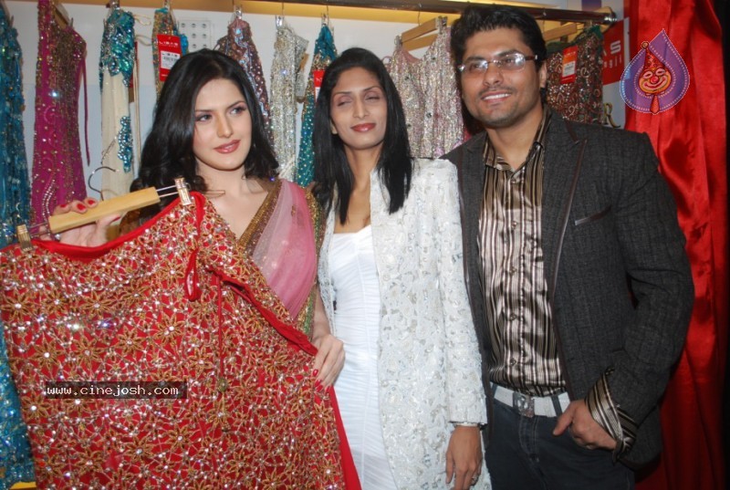Zarine Khan At Riyaz Gangji's Libas Store - 2 / 30 photos