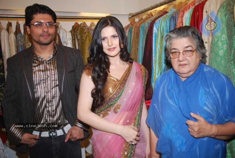 Zarine Khan At Riyaz Gangji's Libas Store - 4 / 30 photos