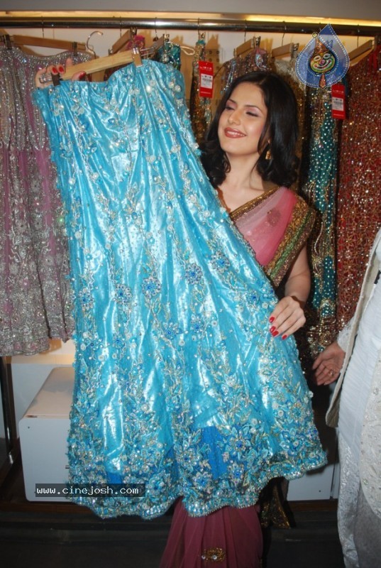 Zarine Khan At Riyaz Gangji's Libas Store - 7 / 30 photos