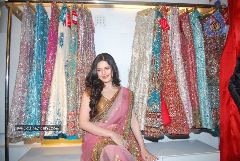 Zarine Khan At Riyaz Gangji's Libas Store - 14 / 30 photos