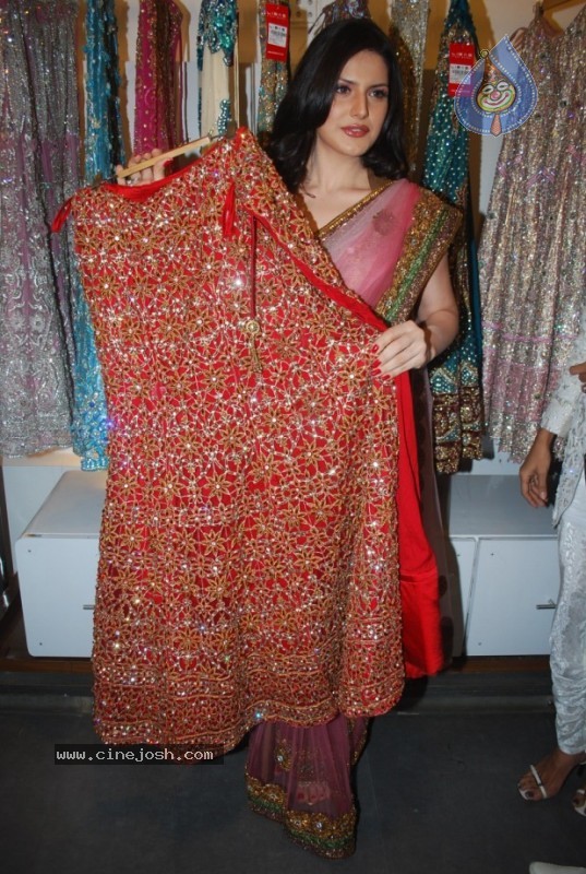 Zarine Khan At Riyaz Gangji's Libas Store - 15 / 30 photos