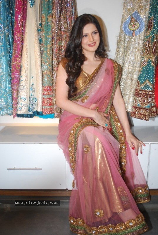 Zarine Khan At Riyaz Gangji's Libas Store - 16 / 30 photos