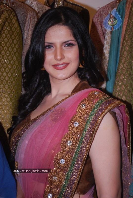 Zarine Khan At Riyaz Gangji's Libas Store - 19 / 30 photos